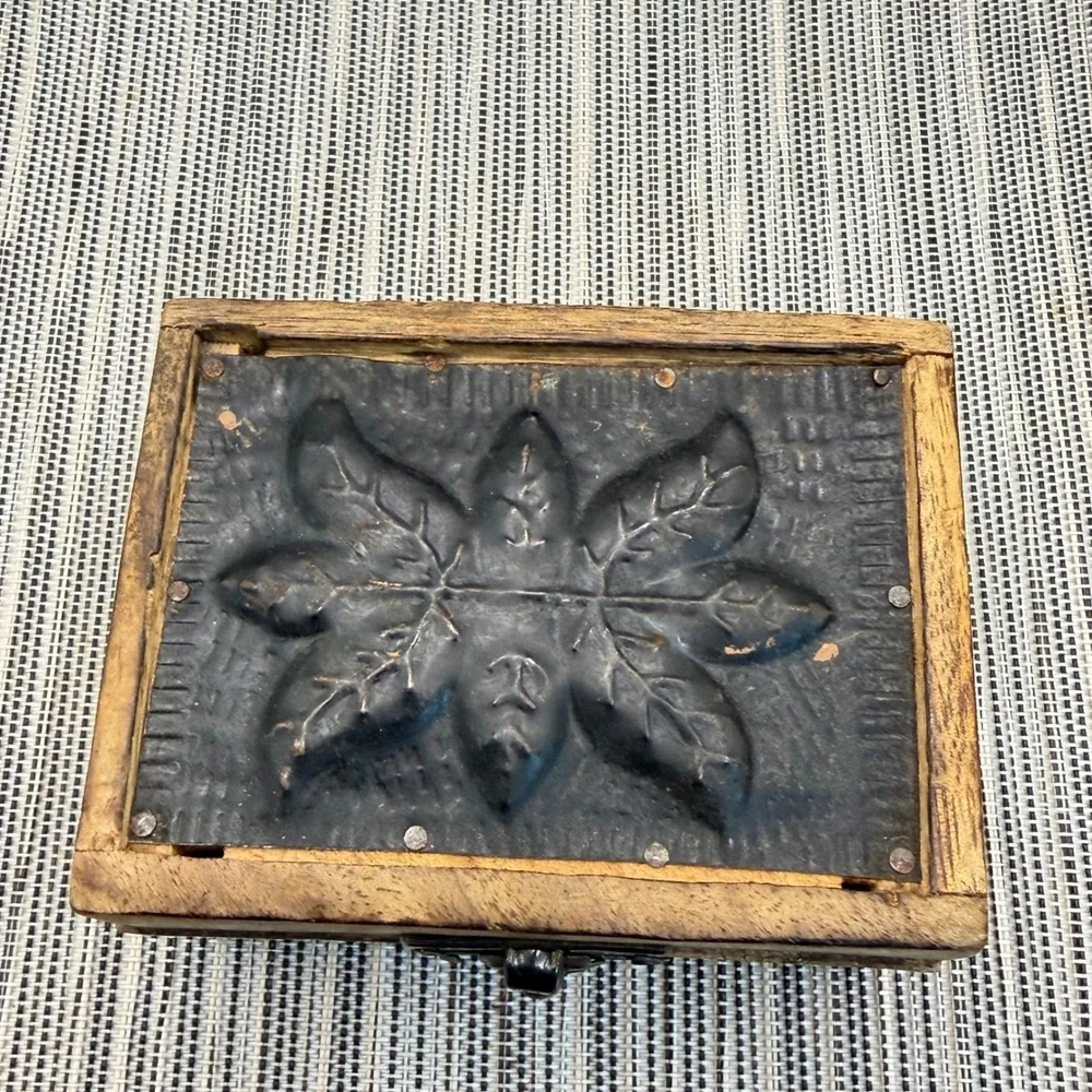 Rustic Wooden Trinket Box 4x3x2 Embossed Tin Leaf Lid Small Keepsake Storage‎